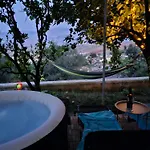 Lemon Garden Apartment-hot Tub Jacuzzi Gjirokastër