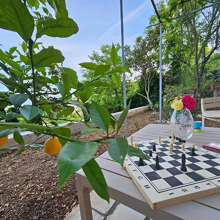 Lemon Garden Apartment-hot Tub Jacuzzi Apartamento