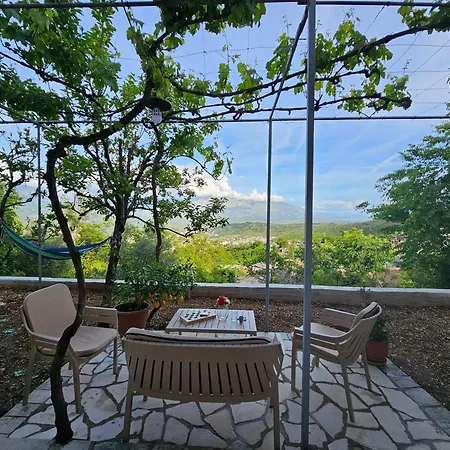 Lemon Garden Apartment-hot Tub Jacuzzi *
