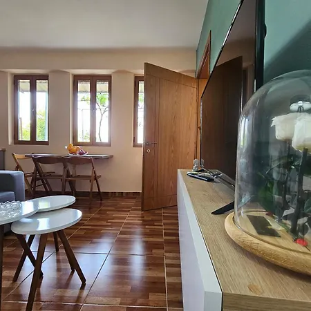 Апартаменты Lemon Garden Apartment-hot Tub Jacuzzi