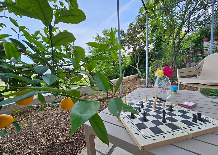 Lemon Garden Apartment-hot Tub Jacuzzi Apartment